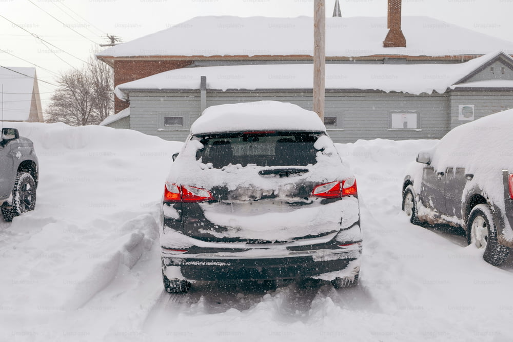 quelques voitures recouvertes de neige