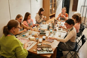 un groupe de femmes assises ensemble autour d’une table