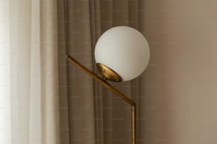 une lampe qui se trouve à côté d’un rideau