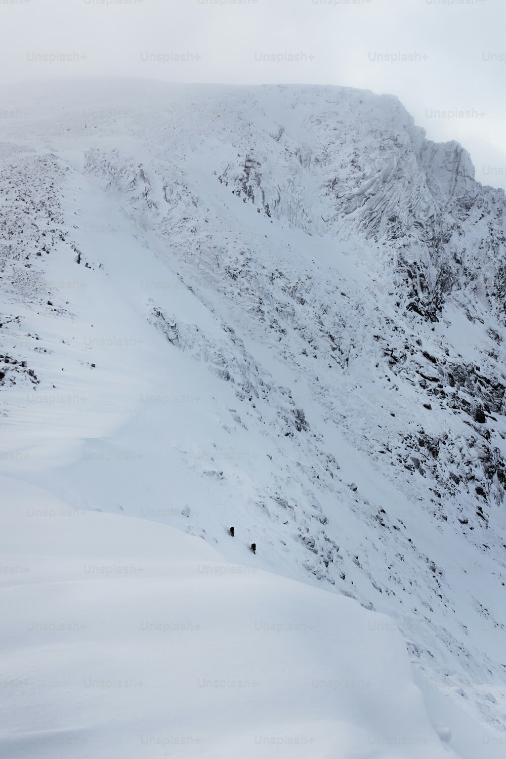 una persona esquiando por la ladera de una montaña nevada