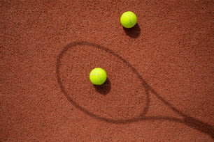 테니스 코트 위에 놓인 두 개의 테니스 공