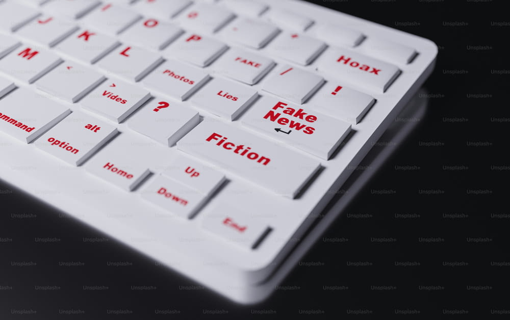gros plan d’un clavier blanc avec des lettres rouges