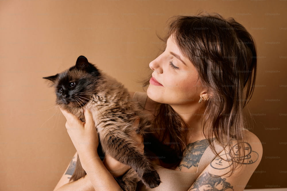 une femme tenant un chat dans ses bras