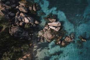 Una veduta aerea di una spiaggia con rocce e acqua