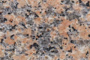un gros plan d’une surface en marbre avec des couleurs orange et noires