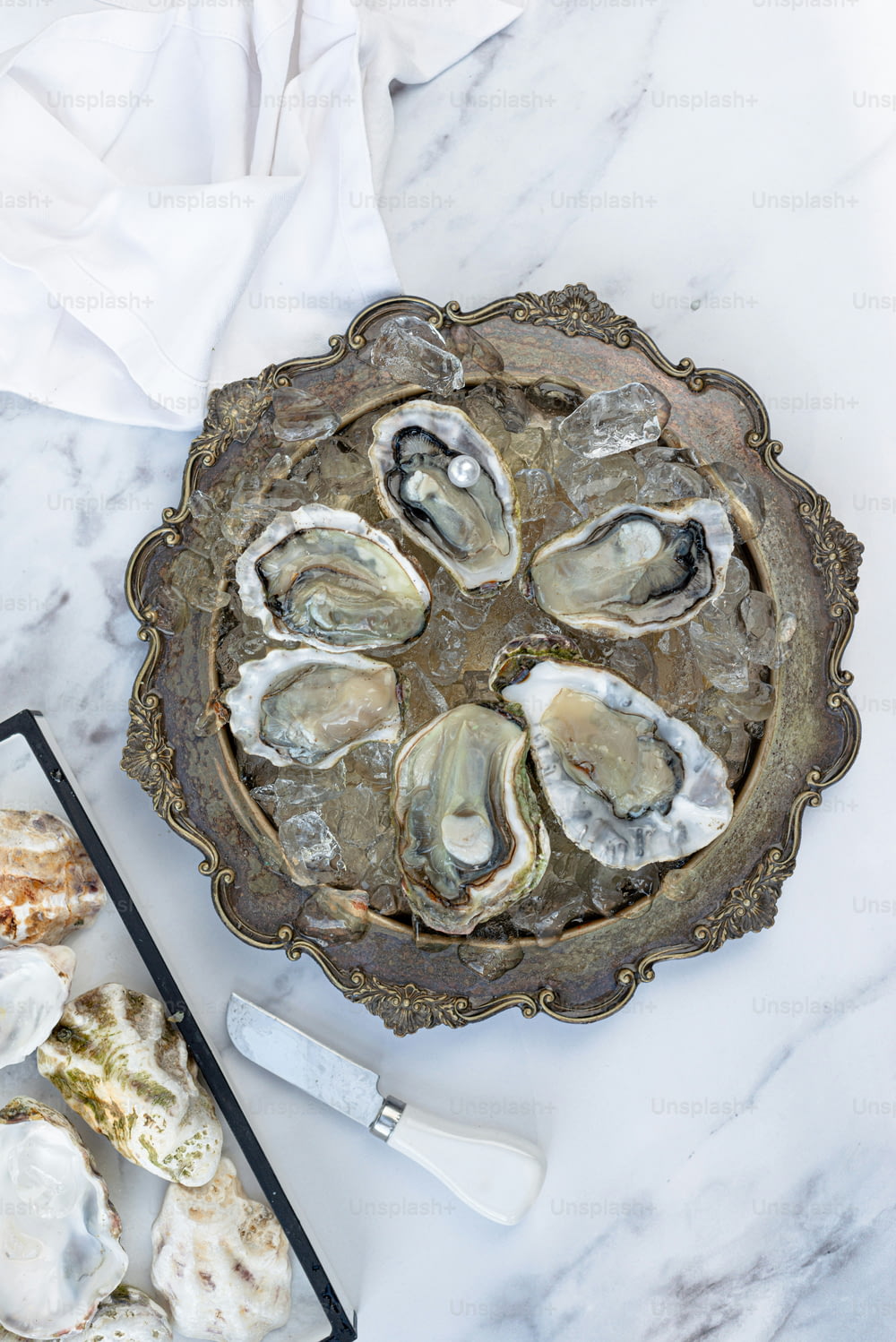 una fuente de ostras sobre una mesa de mármol