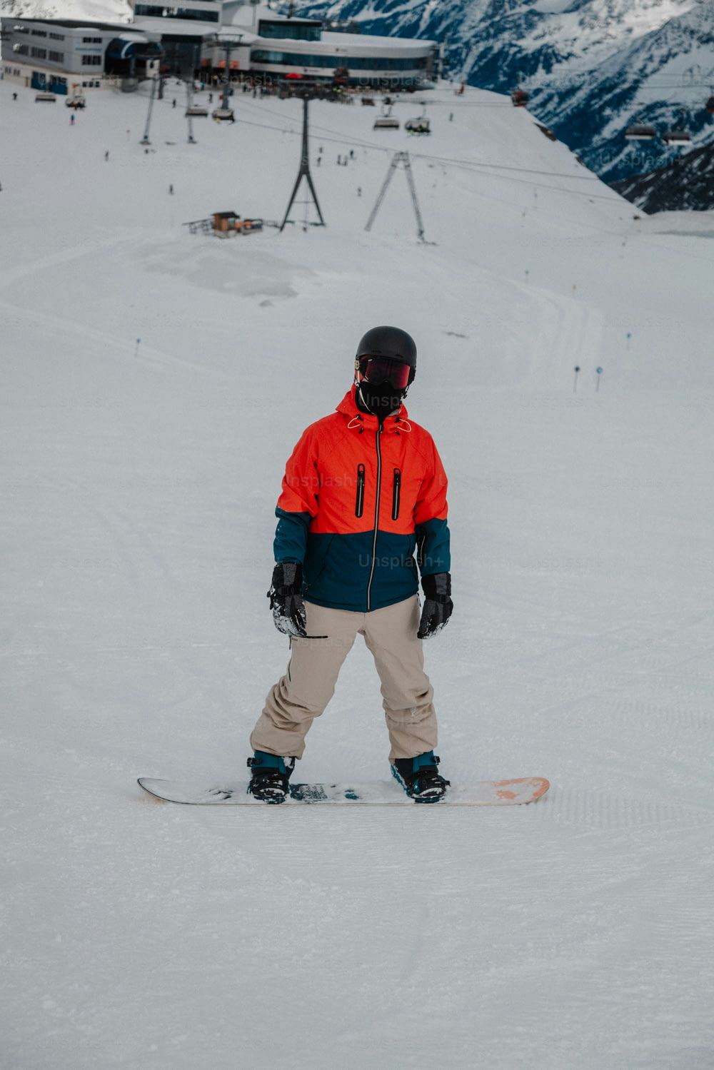 eine Person, die auf einem Snowboard im Schnee steht