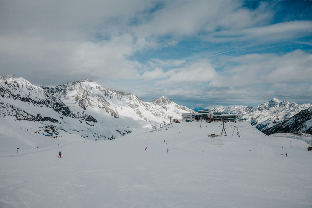 un gruppo di persone che vanno con gli sci in cima a un pendio innevato