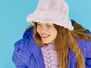 보라색 재킷과 분홍색 모자를 쓴 소녀