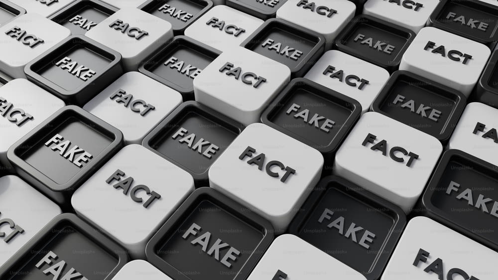 um teclado de computador com palavras falsas e falsas nele