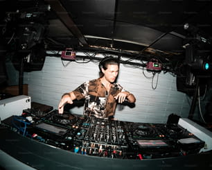Un DJ mezclando música en una habitación oscura