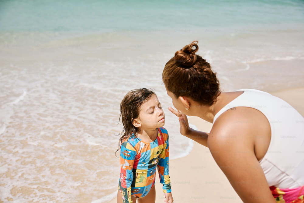 해변에 있는 여자와 어린 소녀