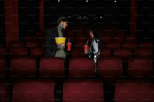 un uomo e una donna in piedi in un teatro