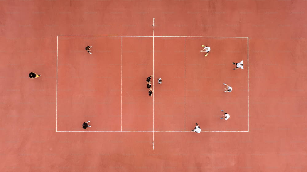 un gruppo di persone in piedi sopra un campo da tennis