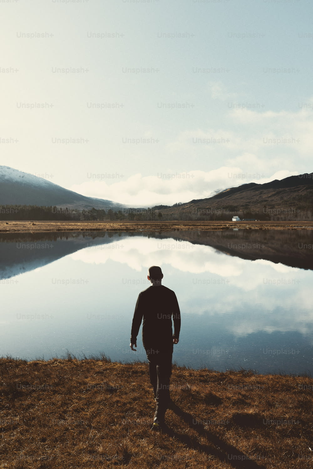 ein Mann steht vor einem Gewässer