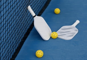 una raqueta de tenis y una pelota en una cancha azul