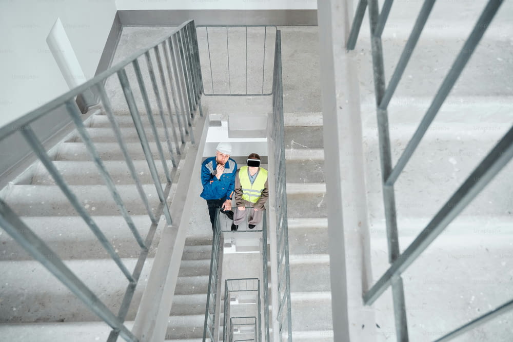 계단에 서있는 두 사람