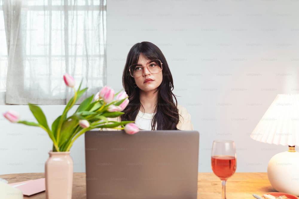 una mujer sentada frente a una computadora portátil