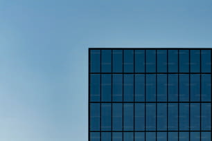 un avion volant dans le ciel près d’un grand bâtiment
