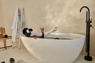 eine Person in einer Badewanne mit einer virtuellen Brille
