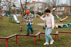 公園で遊ぶ子供たちのカップル
