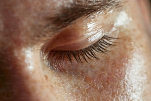 um close up do olho de uma pessoa com cílios longos