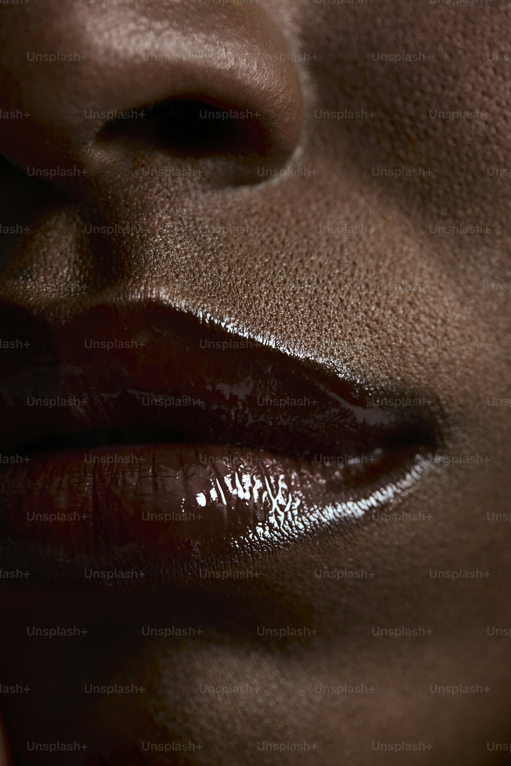 um close up do rosto de uma mulher com um lábio brilhante