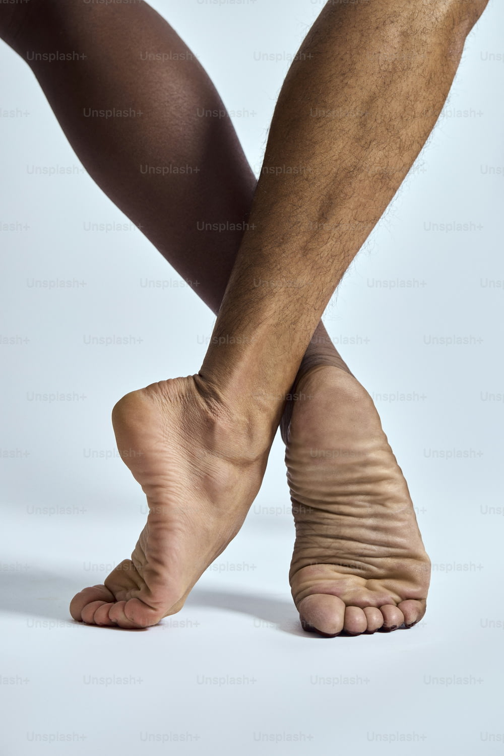un gros plan d’une personne pieds nus