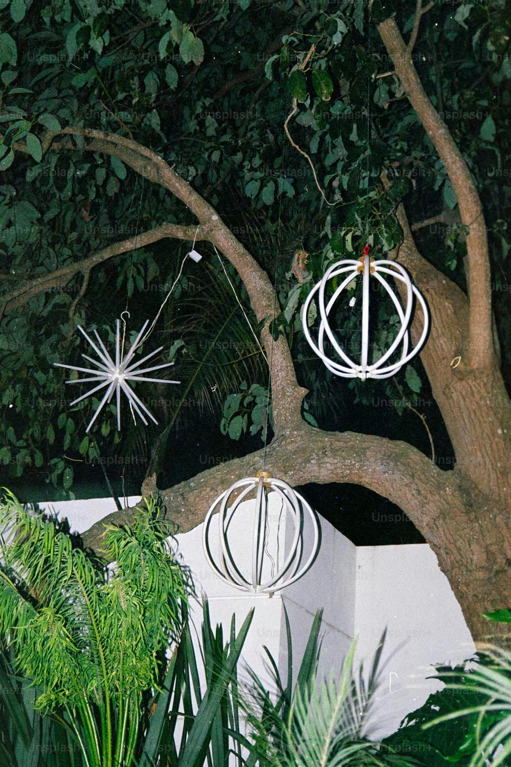 ein Baum mit Ornamenten, die an seinen Ästen hängen
