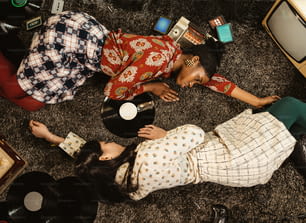 隣り合って床に横たわる女性カップル