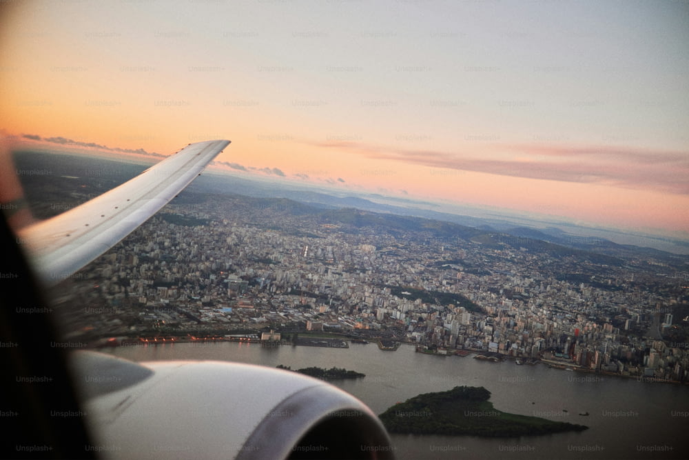 飛行機の窓から見える街の様子