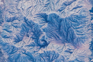 Una veduta aerea di una catena montuosa nella neve