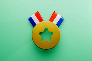uma medalha de ouro com uma fita vermelha, branca e azul