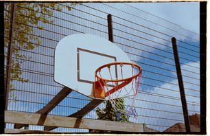 フェンスの前にあるバスケットボールのフープ