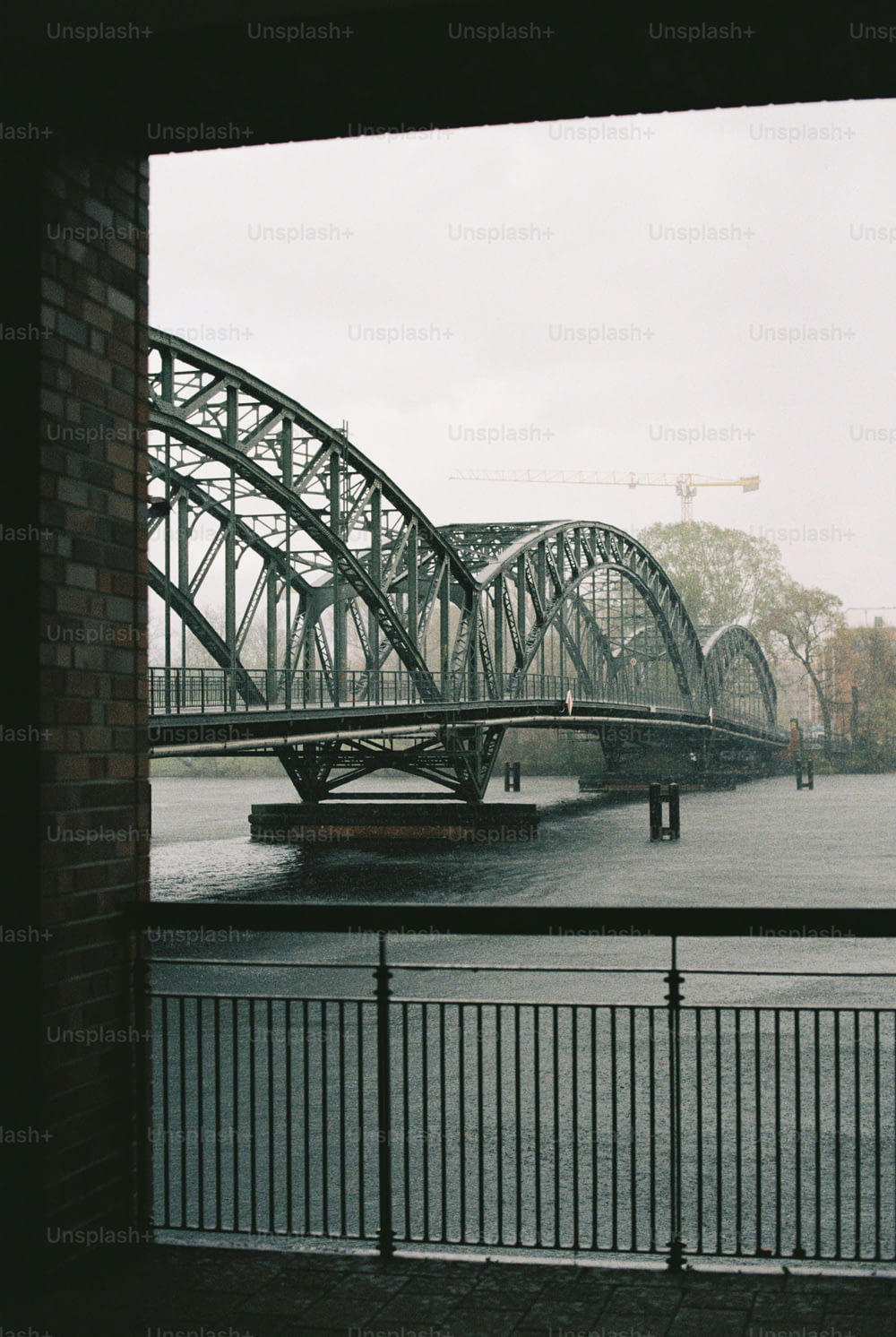una veduta di un ponte su uno specchio d'acqua