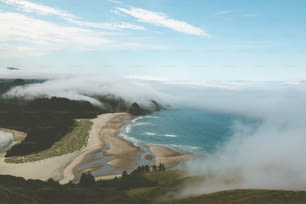 Luftaufnahme eines von Wolken umgebenen Strandes