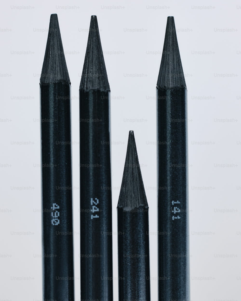 세 개의 검은 연필이 나란히 앉아 있습니다.