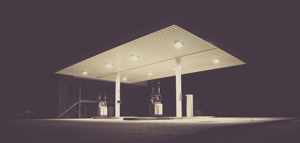 夜間のガソリンスタンド