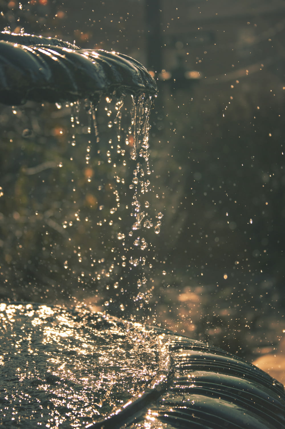 débordement d’eau sur une fontaine artificielle pendant la journée